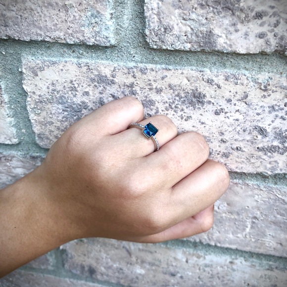 Sterling Silver Ring with Beautiful Blue Stone - Picture 3 of 10